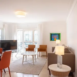 confortable-2-bedrooms-apartment-with-private-parking.hotels-lisbon-portugal.com/