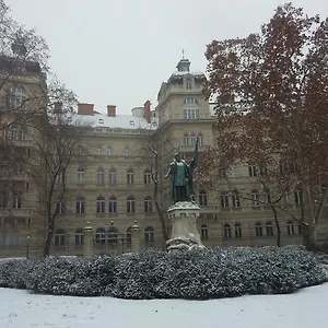 flat-on-andrassy-avenue.inbudapesthotels.com/